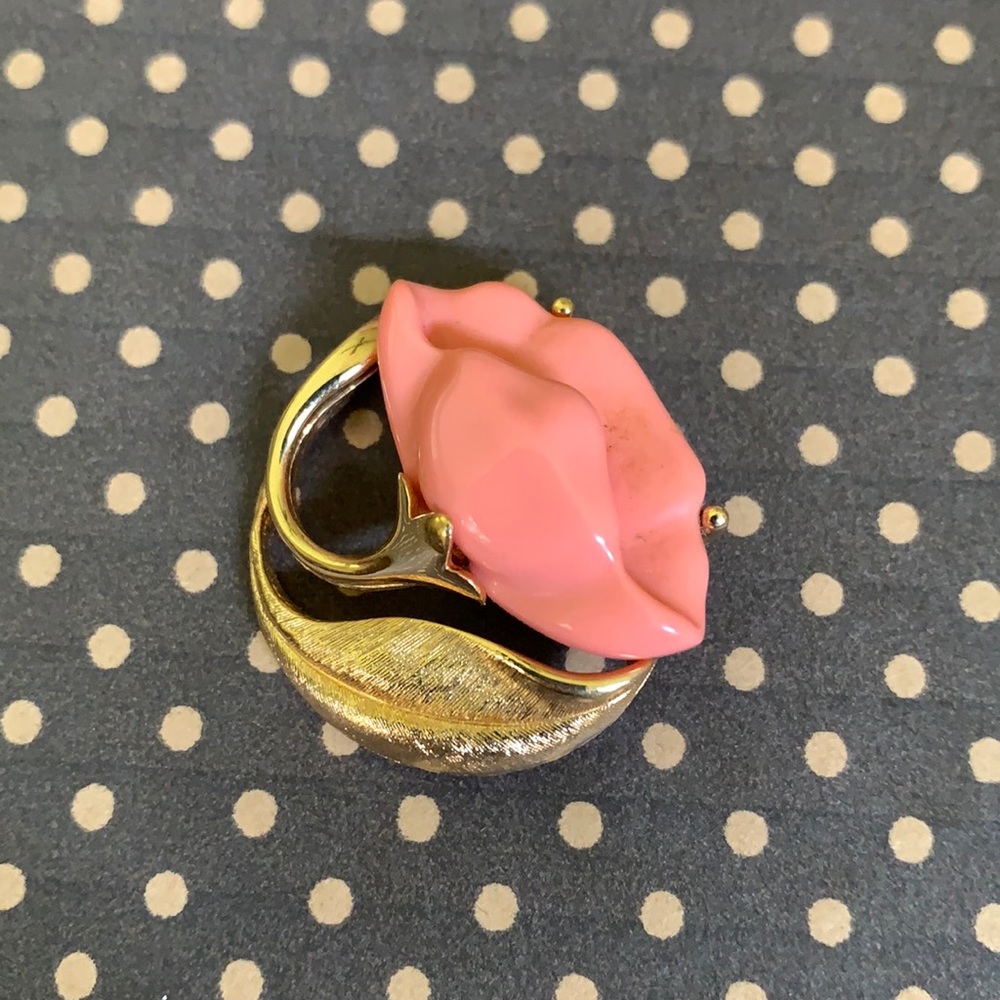 Vintage-Avon-Pin-Lily-Peach/Gold- 1 1/4”